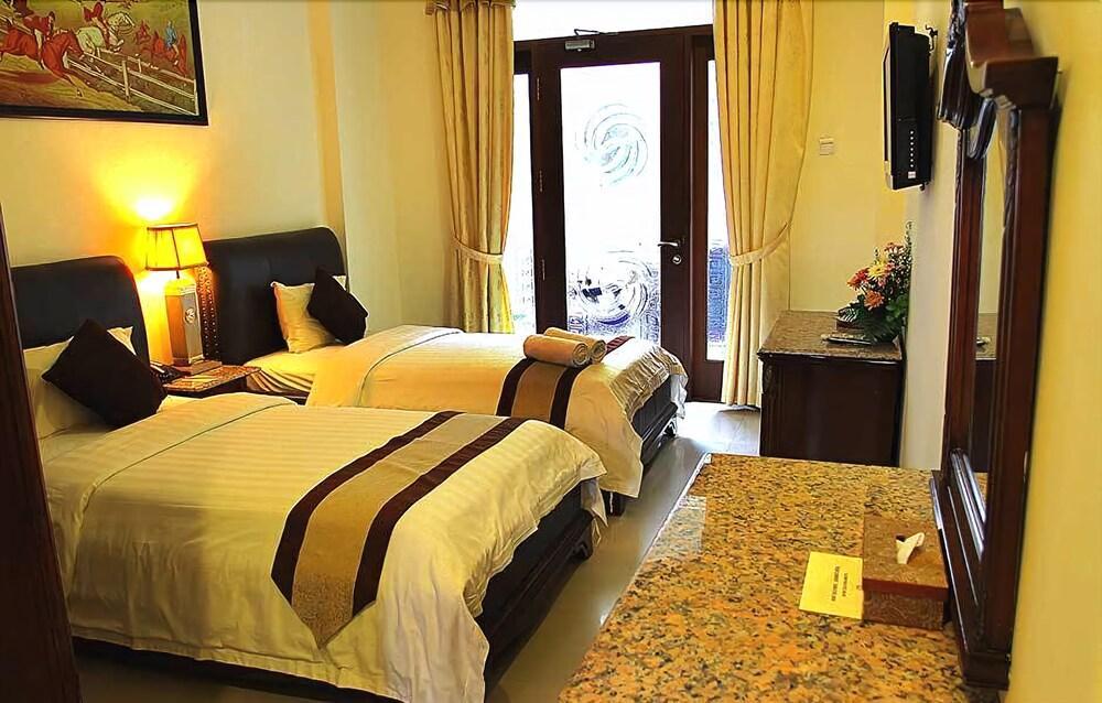 The Grand Palace Hotel Malang Zewnętrze zdjęcie