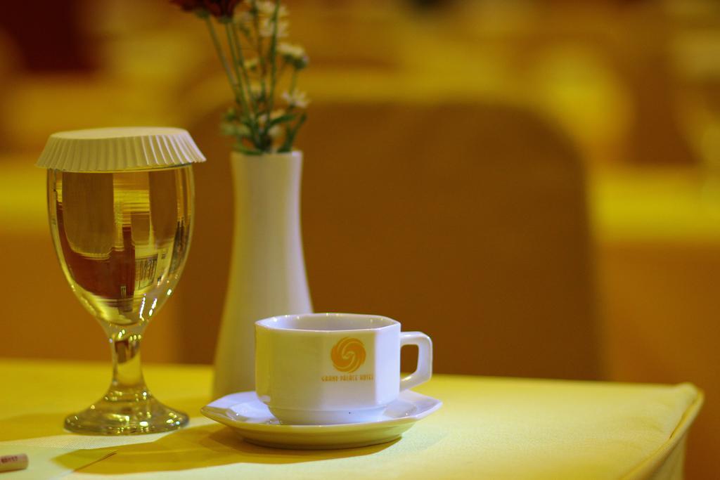 The Grand Palace Hotel Malang Zewnętrze zdjęcie