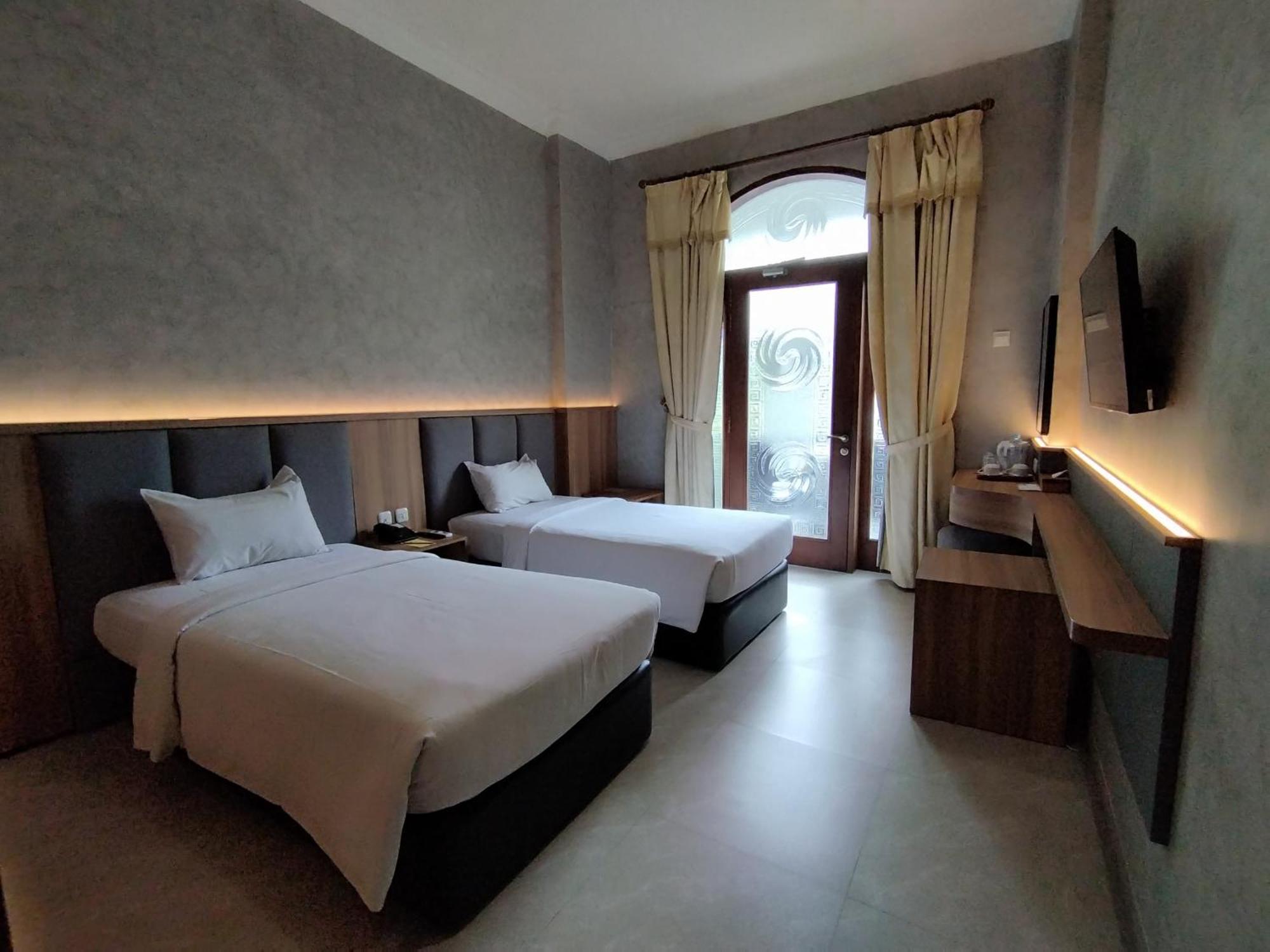 The Grand Palace Hotel Malang Zewnętrze zdjęcie