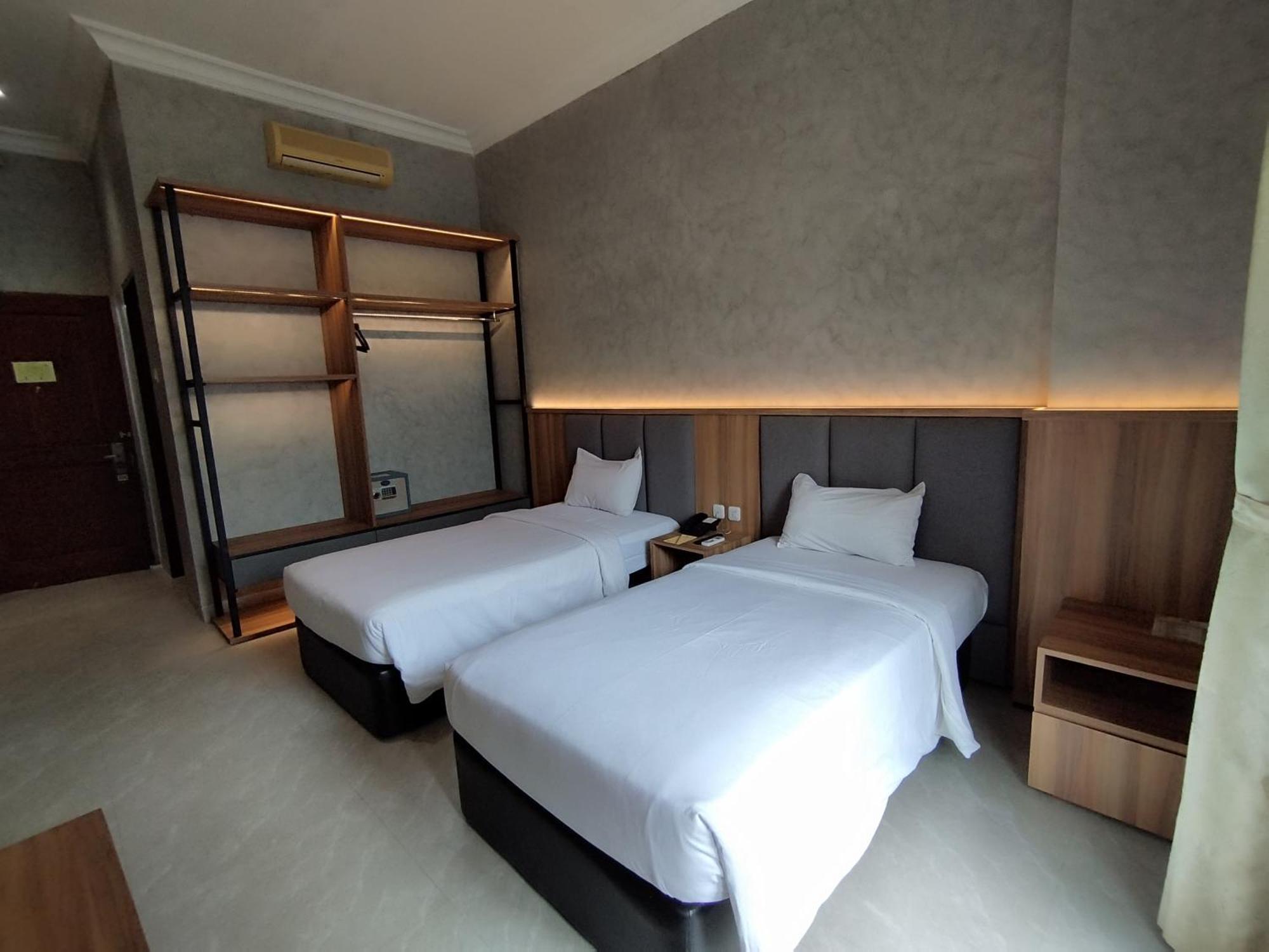 The Grand Palace Hotel Malang Zewnętrze zdjęcie