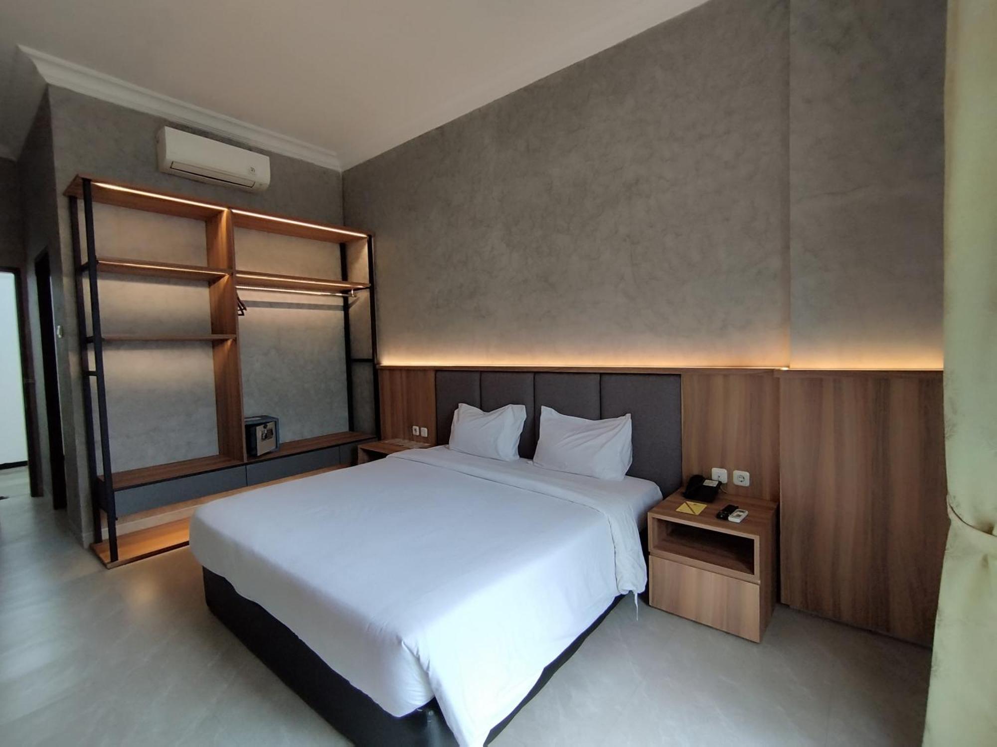 The Grand Palace Hotel Malang Zewnętrze zdjęcie