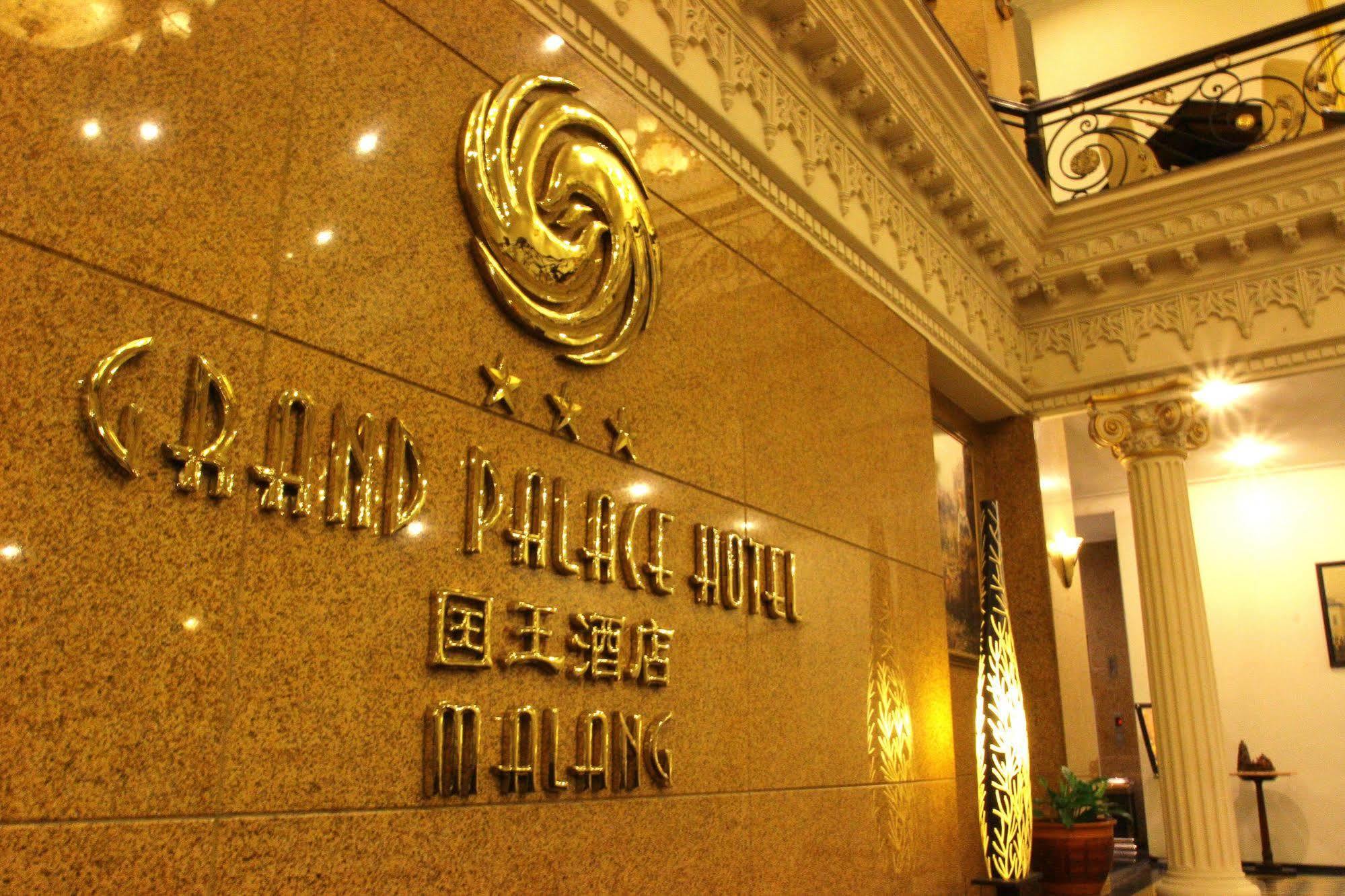 The Grand Palace Hotel Malang Zewnętrze zdjęcie