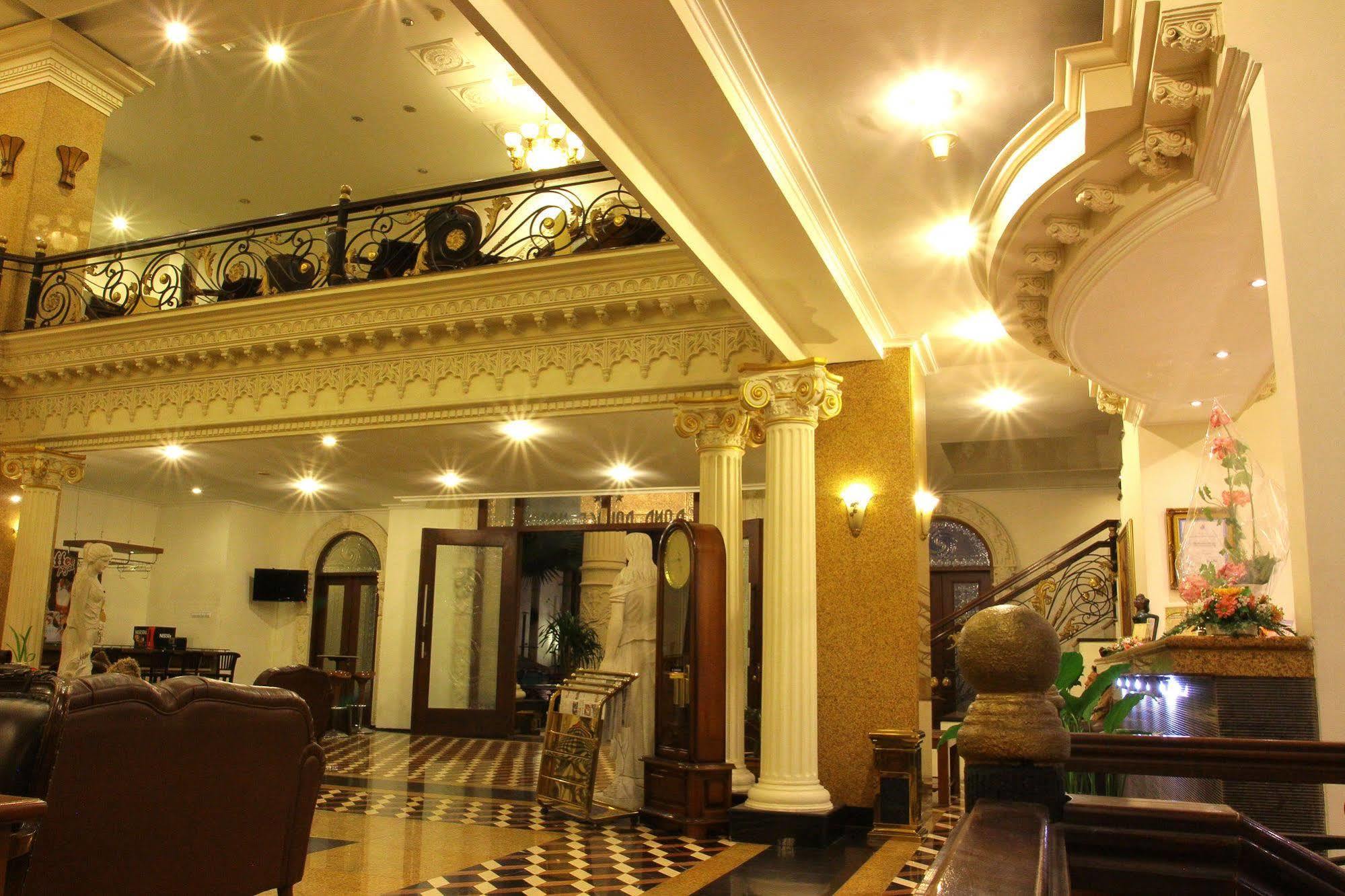 The Grand Palace Hotel Malang Zewnętrze zdjęcie