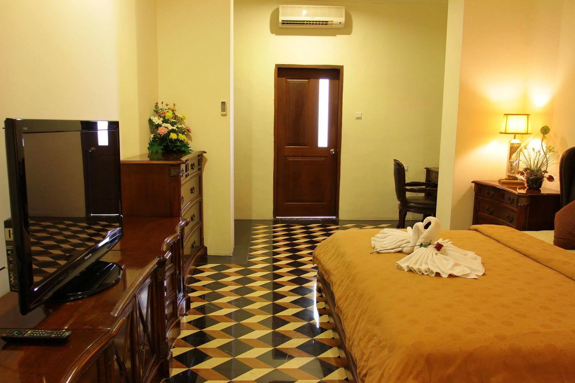 The Grand Palace Hotel Malang Zewnętrze zdjęcie
