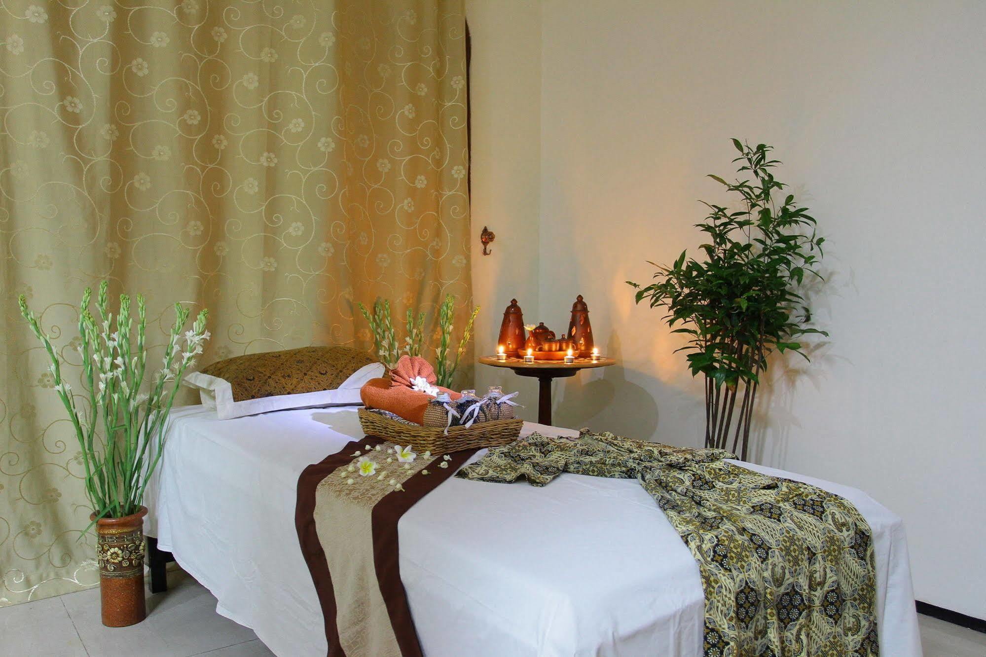 The Grand Palace Hotel Malang Zewnętrze zdjęcie