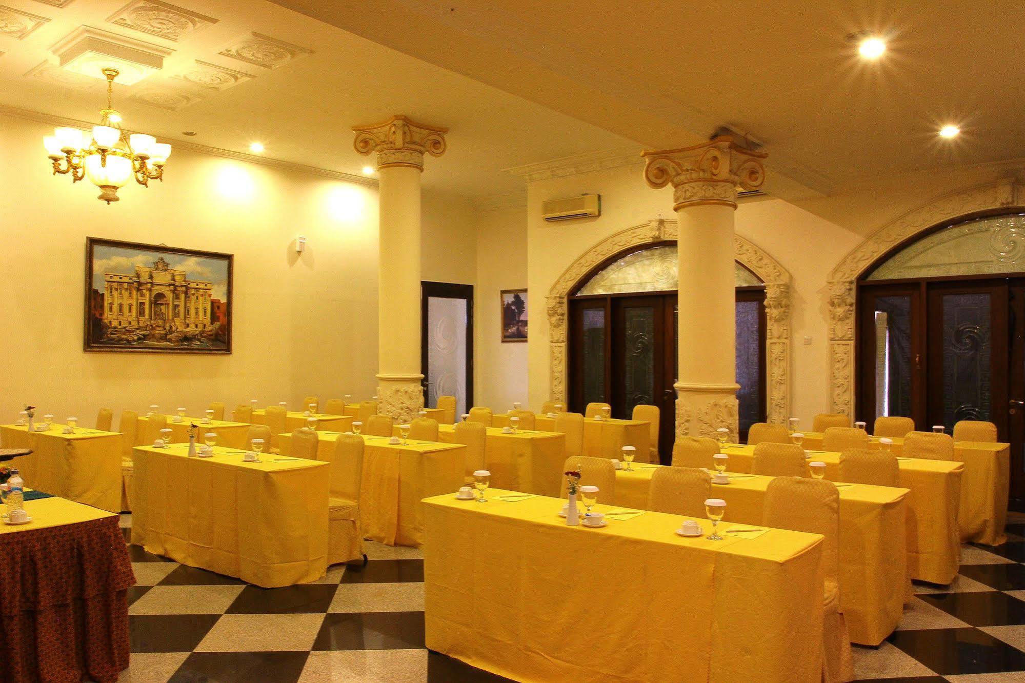 The Grand Palace Hotel Malang Zewnętrze zdjęcie