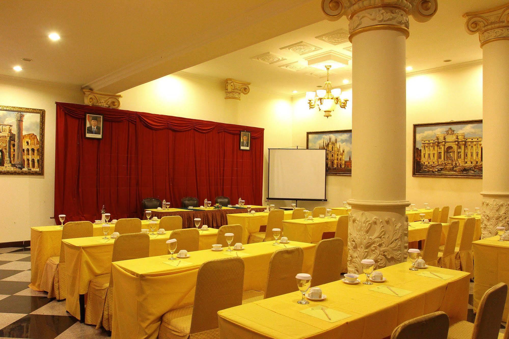 The Grand Palace Hotel Malang Zewnętrze zdjęcie